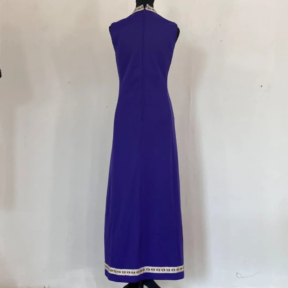 1960s Royal Purple vintage dress with gold and silver metallic threading - Picture 3 of 14